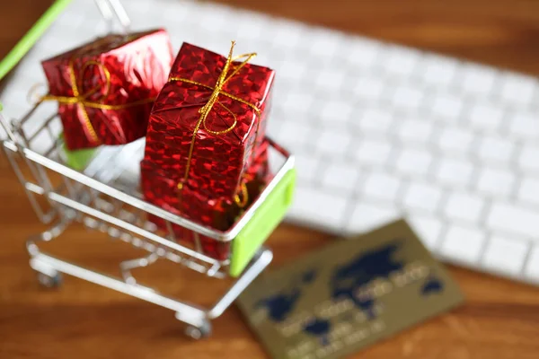 Cesto con regali è sul tavolo vicino a tastiera e carta di credito — Foto Stock