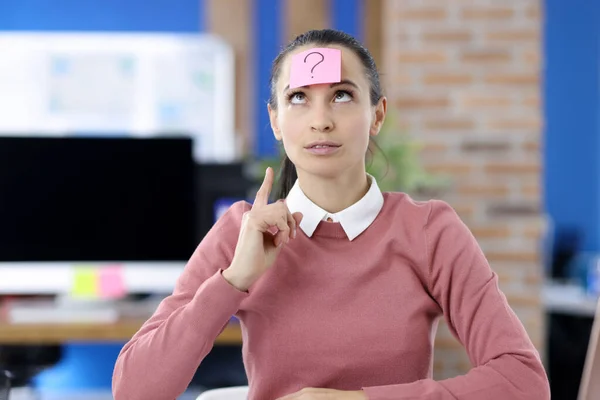 Pink sticker with question mark gluing to womans forehead — Stock Photo, Image