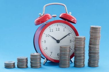 Kırmızı alarm saati ve bozuk para piramidi