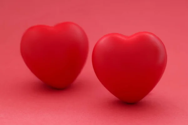 Två röda hjärtan på röd bakgrund. Förhållandet mellan man och kvinna — Stockfoto