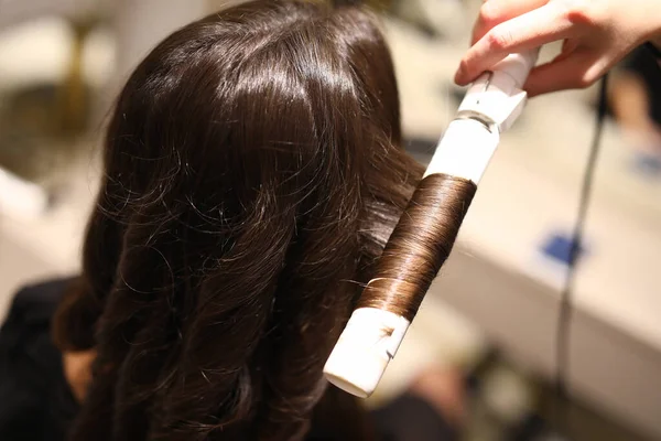 Cortador de cabelo usando ferramentas profissionais — Fotografia de Stock