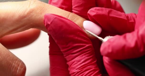 4k видео женской полировки ногтей в салоне маникюра — стоковое видео