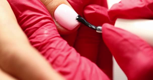 4k video de uñas de pintura femenina en el salón de servicio de manicura — Vídeos de Stock