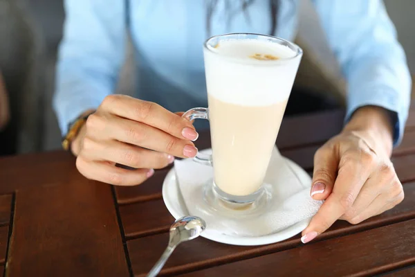 Senhora beber café no café — Fotografia de Stock