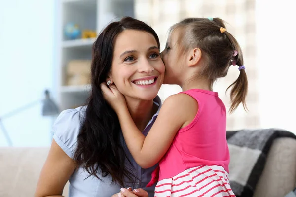 Vänskaplig relation mellan mamma och barn — Stockfoto