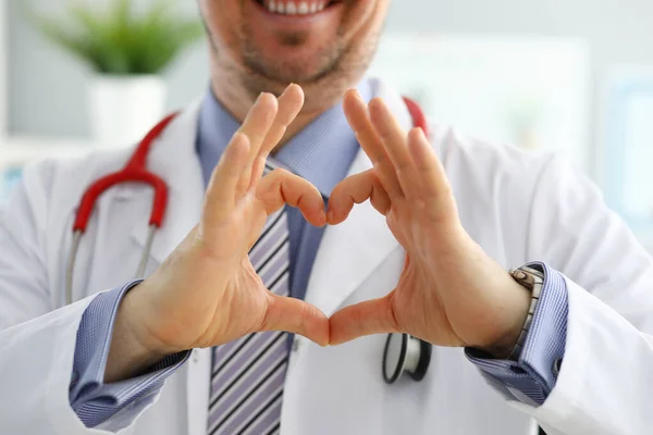 男医生手部显示心脏形状 — 图库照片