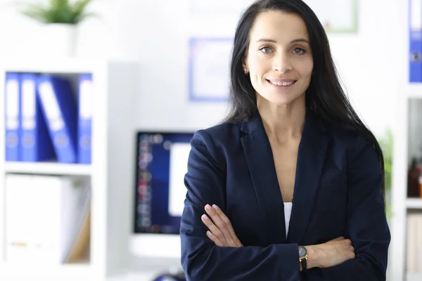 Portret van een lachende zakenvrouw in haar kantoor — Stockfoto