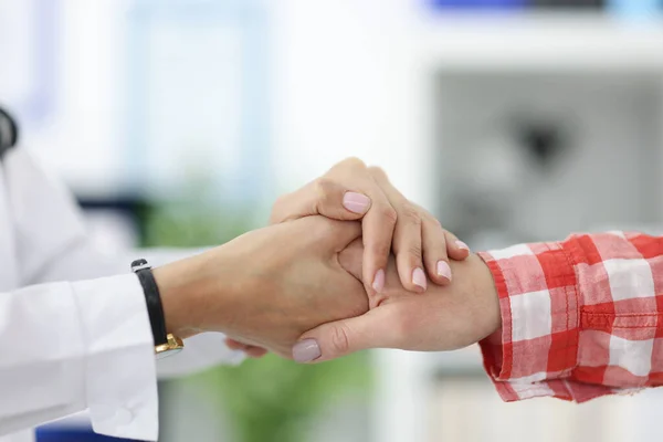 Ärzte halten die Hand des Patienten in Nahaufnahme — Stockfoto