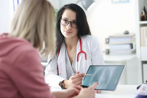 El médico muestra la instantánea de los pulmones del paciente en el comprimido — Foto de Stock