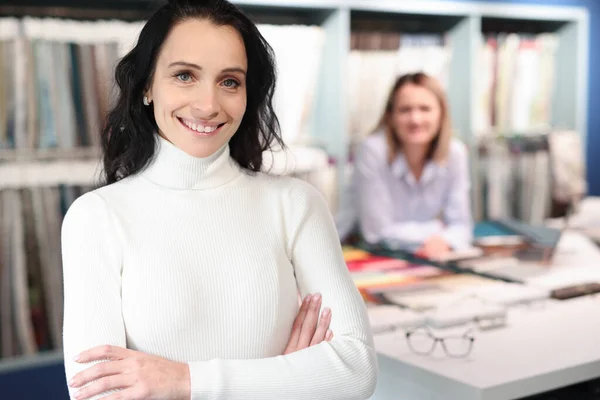 Portret van lachende vrouwelijke consultant in weefselsalon — Stockfoto