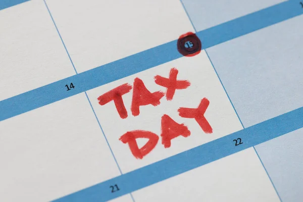 Fecha de presentación de impuestos está marcado en rojo en el calendario — Foto de Stock