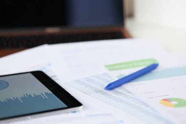 Tabloda ticari grafik tableti ve kalem var.