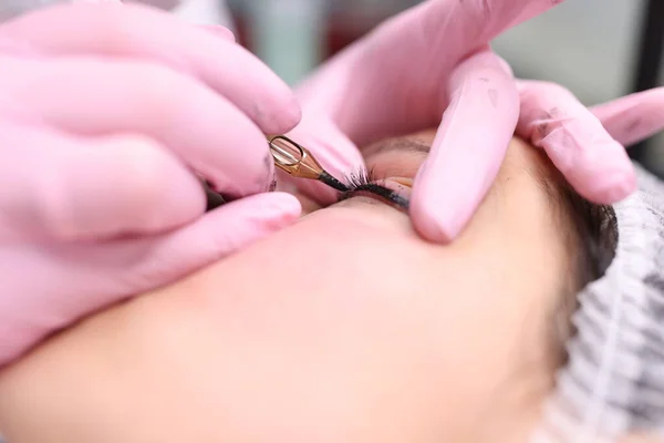 Maestro realiza maquillaje permanente en los párpados haciendo flecha decorativa —  Fotos de Stock