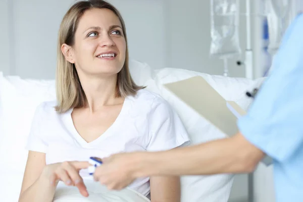 Médico no hospital mede pulso de mulher para paciente — Fotografia de Stock