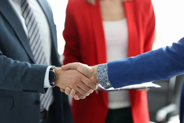 Geschäftsleute beim Händeschütteln im Büro — Stockfoto