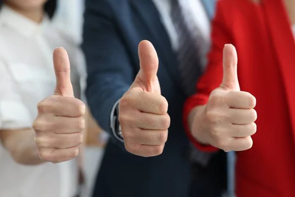 Бизнесмен и бизнесвумен демонстрируют нормальный жест с большим пальцем вверх — стоковое фото