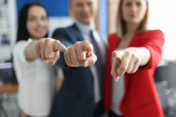 Úspěšní obchodní partneři ukazující prstem před sebe detailně — Stock fotografie