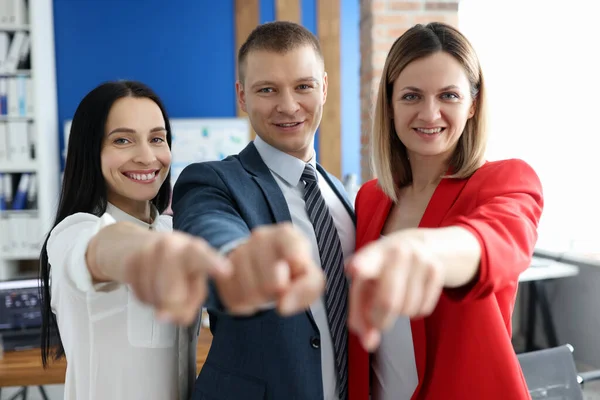 Un grupo de empresarios te están apuntando con el dedo índice. — Foto de Stock