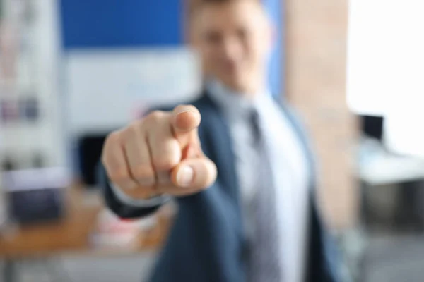 Hombre de traje de negocios señalando con el dedo delante de él de cerca — Foto de Stock