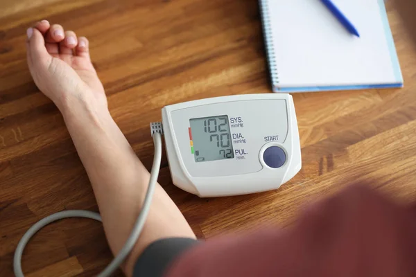 Nő mérése vérnyomás elektronikus tonométer közelkép — Stock Fotó