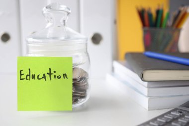 Parayla cam kavanoza yapıştırılmış yeşil kağıt.