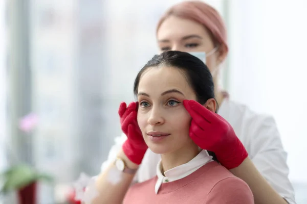 Salón de belleza maestro hacer maquillaje permanente a la mujer cliente — Foto de Stock