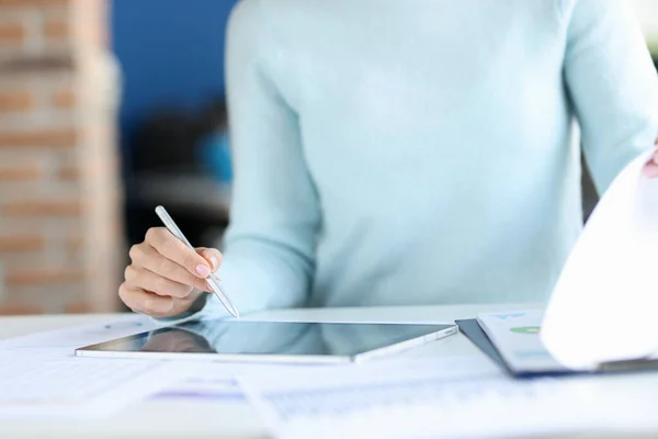 Geschäftsfrau hält Stift in der Hand über Tablet-Nahaufnahme — Stockfoto