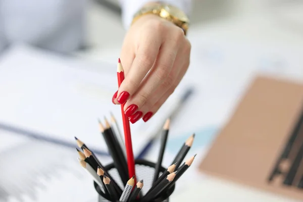 Mano femminile con manicure rossa tirando fuori la matita in primo piano ufficio — Foto Stock