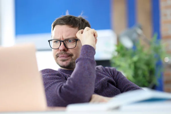 Nespokojený muž s brýlemi na obrazovce notebooku — Stock fotografie