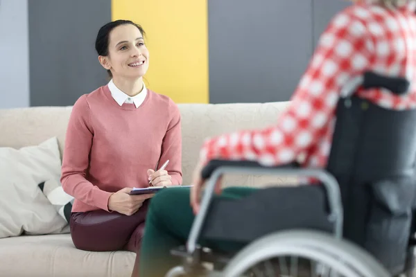 Psycholog pracující s pacientem na invalidním vozíku v rehabilitačním centru — Stock fotografie