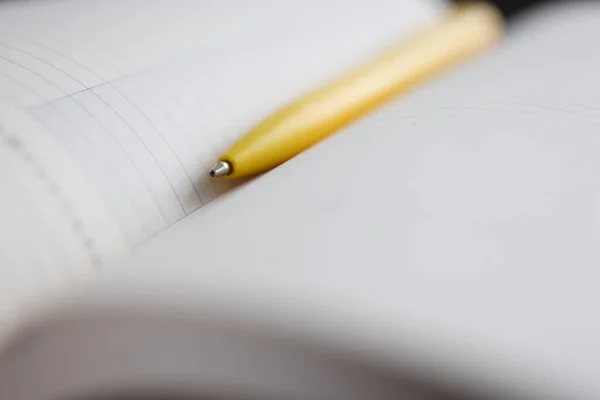 Bolígrafo amarillo acostado en el primer plano del cuaderno —  Fotos de Stock