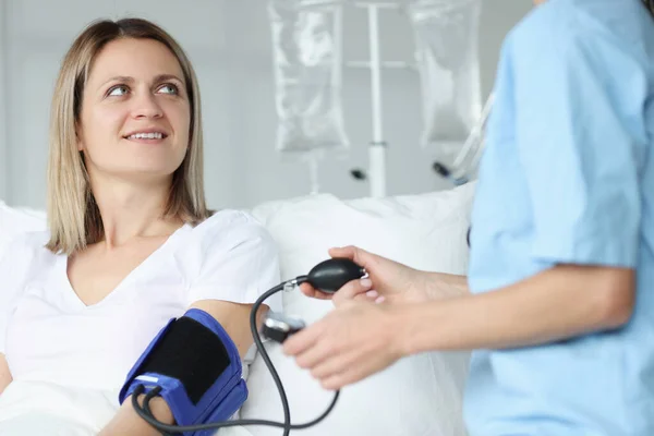 Arzt misst Blutdruck mit Tonometer in Klinik — Stockfoto