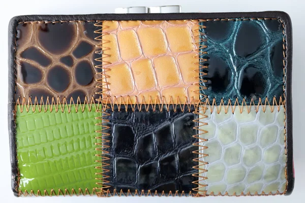 Närbild av vackra flerfärgade läder plånbok på vit bakgrund — Stockfoto