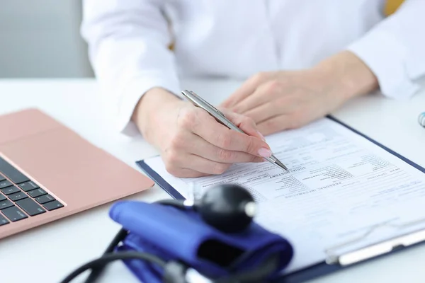 Arts vullen patiënten medische geschiedenis in kliniek closeup — Stockfoto