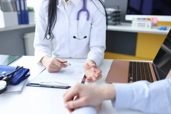 Arts luisteren naar patiënten klachten in kantoor closeup — Stockfoto