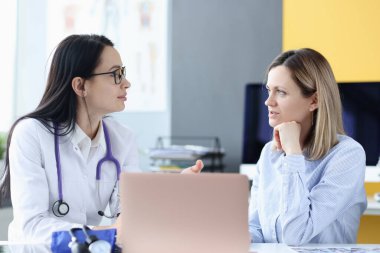 Doktor ve hasta muayenehanede iletişim kuruyor.