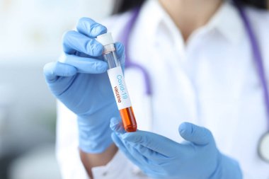 Eldivenli doktor koronavirüse karşı aşı tutuyor.