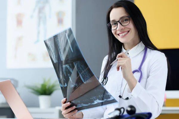 Portrét usmívající se lékařské ženy držící rentgenový snímek — Stock fotografie