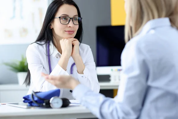 Retrato do médico ouvindo o paciente na consulta — Fotografia de Stock