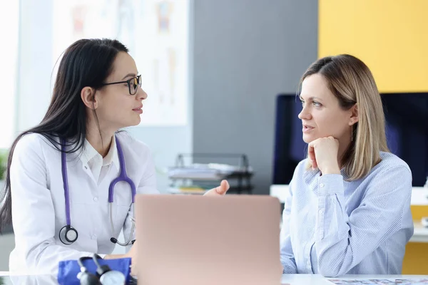 Médico e paciente se comunicam em consultório médico — Fotografia de Stock