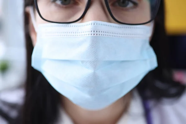 Retrato de mulher em máscara médica protetora e óculos — Fotografia de Stock