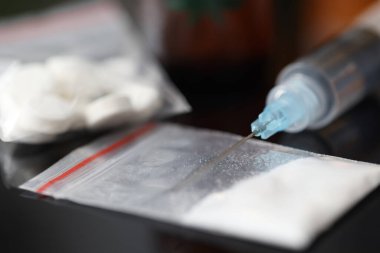 Masada şırınga ve protein renkli toz var.