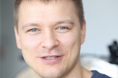 Genç yakışıklı, gülümseyen beyaz adamın portresi.