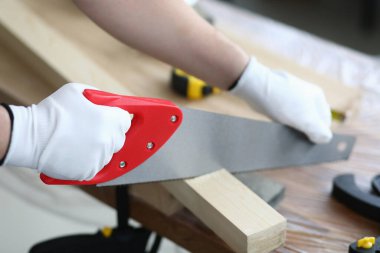 Testere kullanan erkek marangoz.