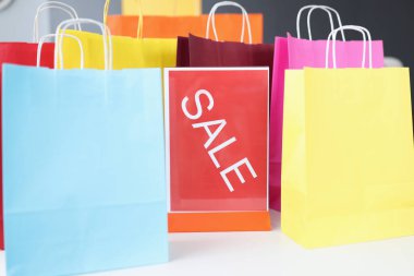 İndirimli tabağın yanında bir sürü renkli paket duruyor.