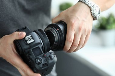 Erkek eller modern dijital kamera takıyor. Profesyonel lens.