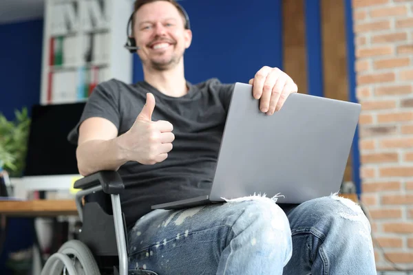 Disabled man works remotely in call center