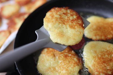 Tavada kızarmış patates gözlemesi. Evde yemek pişirmek.