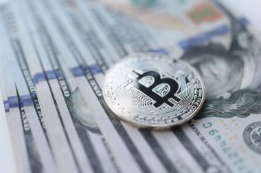 Gümüş Bitcoin para yığını üzerinde yatıyor yakın plan