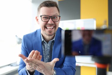 Duygusal adam çevrimiçi oyunculuk dersleri veriyor.